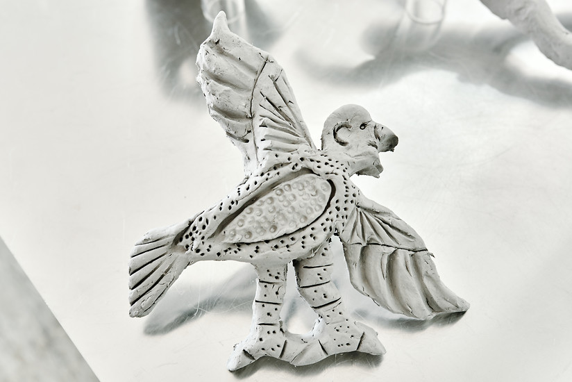 „Angenehme Weggefährten“ 9-teilig (Der Eierdieb, weibliche Fruchtbarkeitsvase, der Hund, die Faust, ein Mann, der Kauz, die Motte, Vogelmann, der Elefant), 2020 &ndash; Maße variabel; Modelliermasse; Foto: Tim Hufnagl