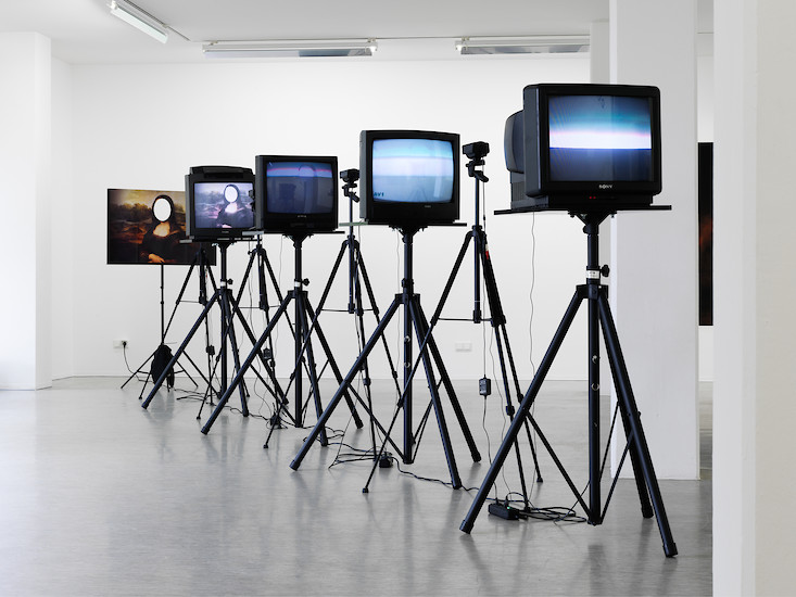 Benjamin Heisenberg, PHASE, 2013 &ndash; Videoinstallation; Maße variabel, 1 Pappaufsteller, 4 Kameras, 4 Monitore, 9 Stative