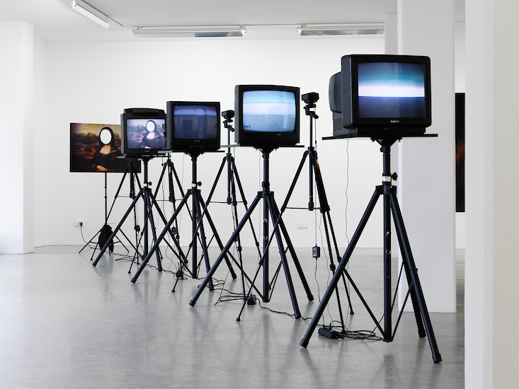 Benjamin Heisenberg, PHASE, 2013 – Videoinstallation; Maße variabel, 1 Pappaufsteller, 4 Kameras, 4 Monitore, 9 Stative