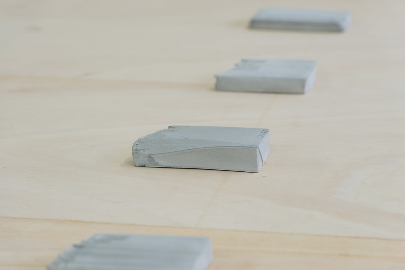 Martina Essig, ohne Titel, 2014 – Objekte je ca. 12 x 9 x 2,5 cm; Beton; Foto: Annette Kradisch
