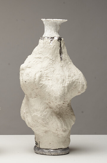 Johannes Nagel, Stegreif # 125, 202 &ndash; 58 x 30 x 30 cm; Porzellan, Zinn; Foto: Studio Johannes Nagel