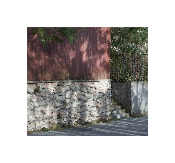 „Schatten 10“ (Privatweg), 2016 &ndash; Ed. 5; 3 x 58,8 cm auf 79 x 84,8 cm; Archival Pigment Druck