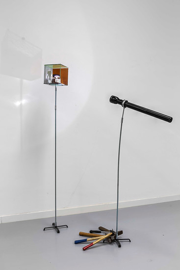 Benjamin Zuber, Bruce, 2014 &ndash; 150 x 80 x 60 cm; Bruce Willis Parfum, Buntglas, Maglite Taschenlampe, Gewindestangen, diverse Hämmer