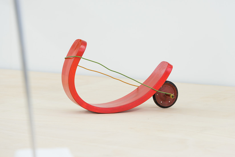 Gisela  Kleinlein, VERO, 2017 &ndash; 28 x 45 x 14 cm; Holz, Lackfarbe, Stahl, Gummi; Foto: Annette Kradisch