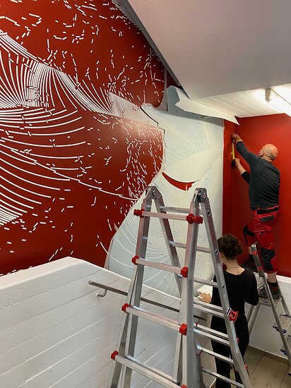 Arbeitsprozeß: Gerhard Mayer „1/32 Sekunde entfernt vom Silicon Valley", Wandzeichnung #39 , 2021 &ndash; Treppenaufgang Oechsner Galerie im Atelier- und Galeriehaus Defet; Foto: Annette Oechsner