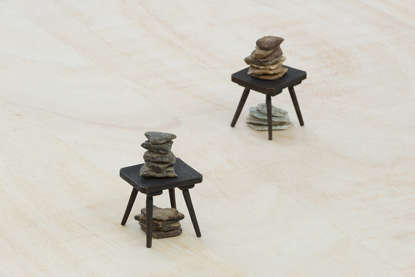 Susanne Roth, "chez moi", 2015/2017 &ndash; circa 11 x 7 x 7 cm (zwei Höckerchen); Bronze und 21 Steine; Foto: Annette Kradisch
