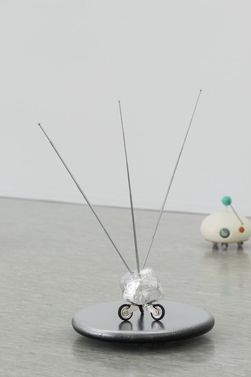 Weltempfang, 2019 &ndash; 60 x 34 x 34 cm; Kunststoff, Aluminium, Gummi, Stahl, Holz, Lackfarbe; Foto: Annette Kradisch
