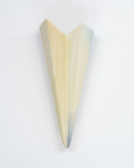 Jasmin Schmidt, light vessel  (Ed.18+4AP), 2025 &ndash; 16×7×3,5 cm; Ton gegossen, glasiert, Dekorfarbe; Foto: Studio Jasmin Schmidt