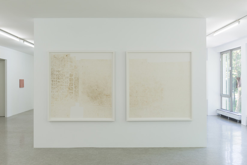 Exit # 1 (2-teilig), 2018 &ndash; je 160,5 x 153 cm; Stoff, Holz, Farbe; Foto: Annette Kradisch