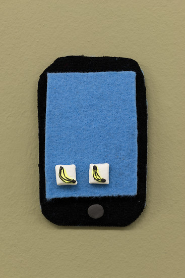 Verena Issel, Artphone I (Warhol), 2018 &ndash; 20 x 12 cm; Filz, Silikon-Styropor; Foto: Annette Kradisch