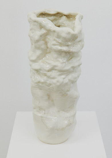 Sarah Pschorn, Cloudy 20, 2022 – 55x28x23 cm, Porzellan, Glasur, Lüster; Foto: Annette Kradisch