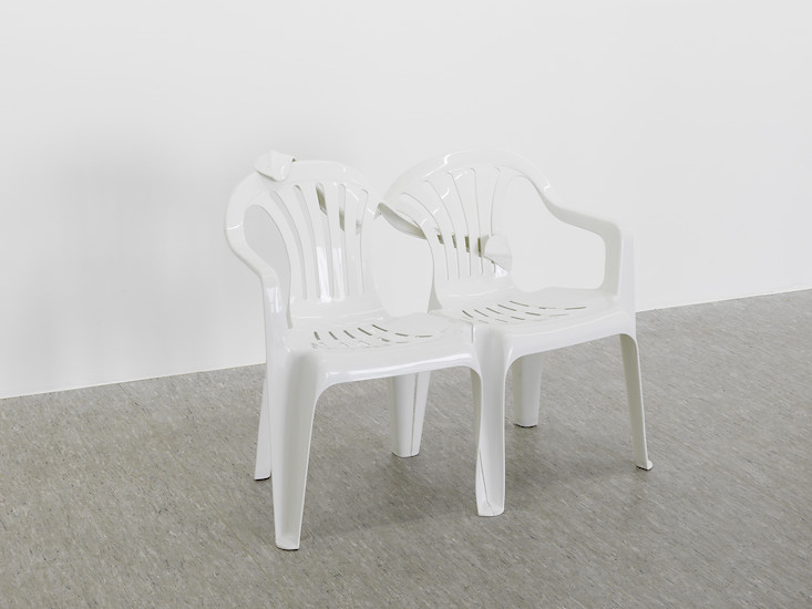 Bert  Löschner, Dudes I (Zwei umarmen sich), 2011/2013 – ed. 3; 120 x 58 x 56; transformierte Polypropylen Stühle