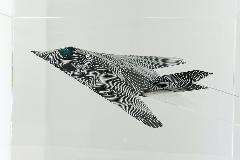 „F117A“, 2021 – 7,0 x 62,5 x 40,5 cm; Kunststoffmodell, Acrylfarbe; Foto: Annette Kradisch