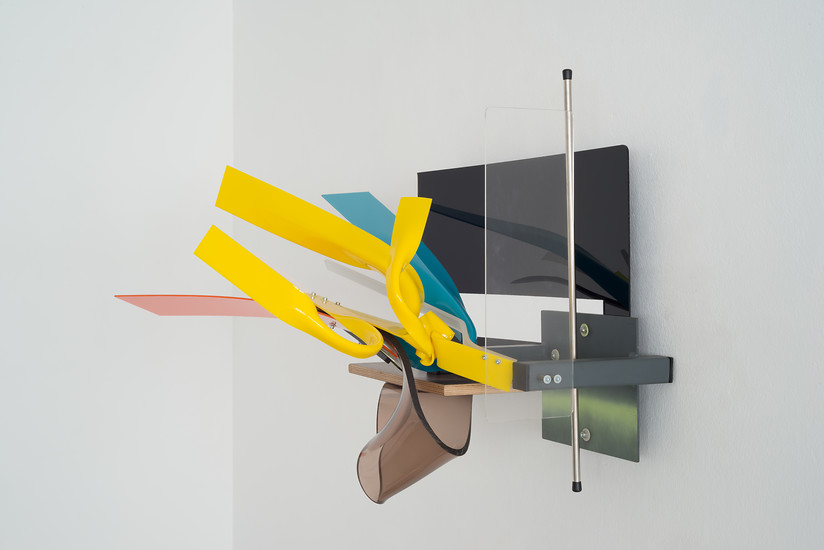 Sebastian  Kuhn, "Display Devices XVIII", 2017 &ndash; 70 x 90 x 70 cm; Stahl, lackiert, Edelstahl, Acrylglas,  Acrylglasspiegel, Schichtholz, Schrauben; Foto: Annette Kradisch