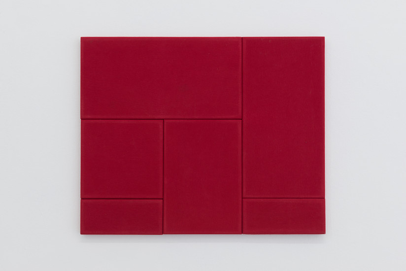 Rotes T-Shirt (aus der Serie Fetzengalerie), 2018 – 55 x 68 cm; Stoff, Holz; Foto: Annette Kradisch