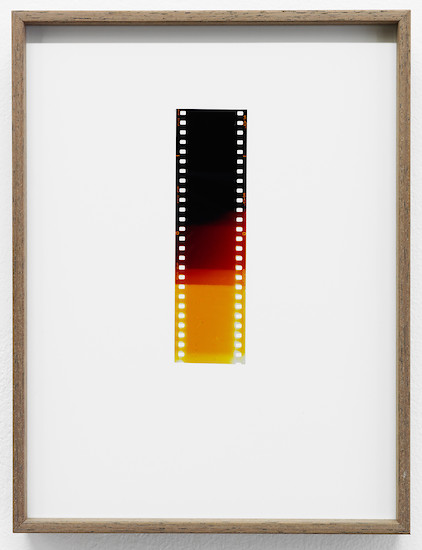 Olaf Unverzart, Schwarz, Rot, Geld, 2013 – Unikat; 24 x 18 cm; Diafilm auf Papier
