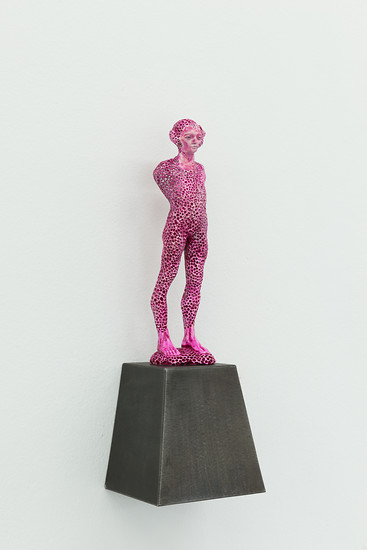 Peter Senoner, LUXS, 2020 – Unikat; 30 x 8 x 8 cm; Bergahorn, Pigment, Firnis; Foto: Annette Kradisch