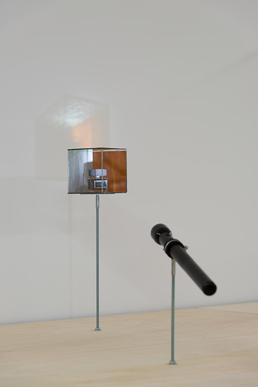 Benjamin Zuber, "Bruce", 2014 – 150 x 80 x 60 cm; Bruce Willis Parfum, Buntglas, Maglite Taschenlampe, Gewindestangen, diverse Hämmer; Foto: Annette Kradisch