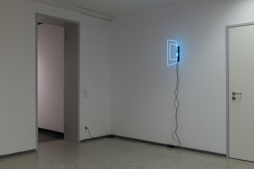 Caroline Bayer, " Relais", 2017 &ndash; H 47 cm B 31 cm T 5 cm; Neon, Trafo, Kabel, Metall; Foto: Annette Kradsich