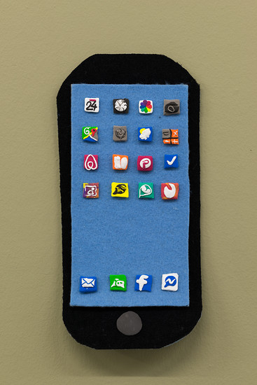 Verena Issel, Artphone VI, 2018 &ndash; 39 x 23 cm; Filz, Silikon-Styropor; Foto: Annette Kradisch