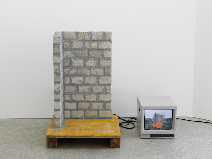 Tobias  Keck, "Wackelwand", 2012 – Objekt: 60x70x104 cm, Monitor: 34x35x41 cm; Beton/Silikon/Videoloop