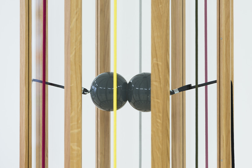 Detail aus: Andreas Oehlert, "Division", 2017 – 199 x 50 x 50 cm; Eichenholz, Acrylglas, farbige Seile, Messing, Lack; Foto: Annette Kradisch