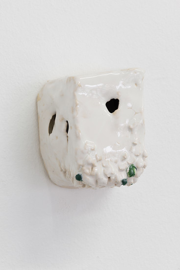 Behausung, 2019 – ca. 13 x 11 x 10 cm; Keramik glasiert; Foto: Annette Kradisch