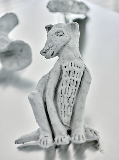 „Angenehme Weggefährten“ 9-teilig (Der Eierdieb, weibliche Fruchtbarkeitsvase, der Hund, die Faust, ein Mann, der Kauz, die Motte, Vogelmann, der Elefant), 2020 &ndash; Maße variabel; Modelliermasse; Foto: Tim Hufnagl