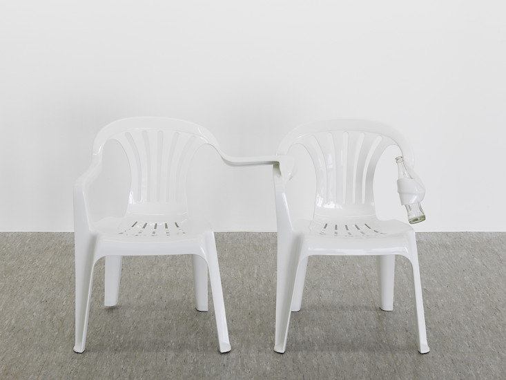 Bert  Löschner, Dudes II (mit Colaflasche), 2013 – Unikat; 140 x 58 x 56 cm; transformierte Polypropylen Stühle