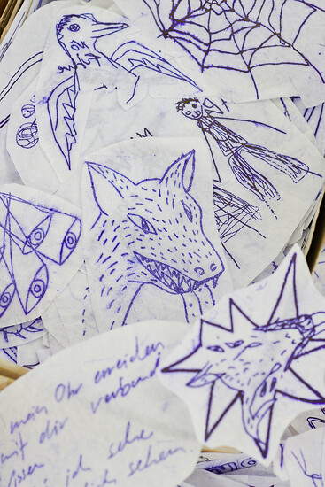 René  Radomsky, tätovierte Zeichnungen, ab 2017 fortlaufend &ndash; verschiedene Formate, Stencilpapiere (Foto: Annette Kradisch)