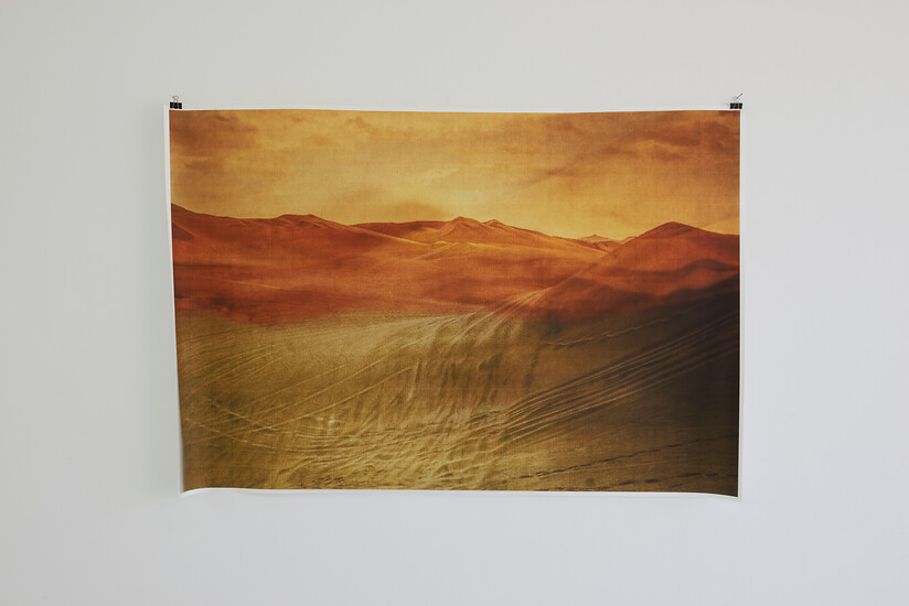 Heat of the Day (Atacama Wüste, Peru), 2020 – Installation - Archival Pigment Print auf Rice Papier, Ventilator, Maße variabel, Foto: Annette Kradisch
