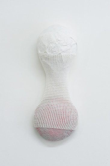 Gisela Kleinlein, Ohne Titel, 2011 – 63 x 25 x 15 cm; Hartschaum, Stoff, Garn, Wandfarbe, Lackfarbe; Foto: Annette Kradisch
