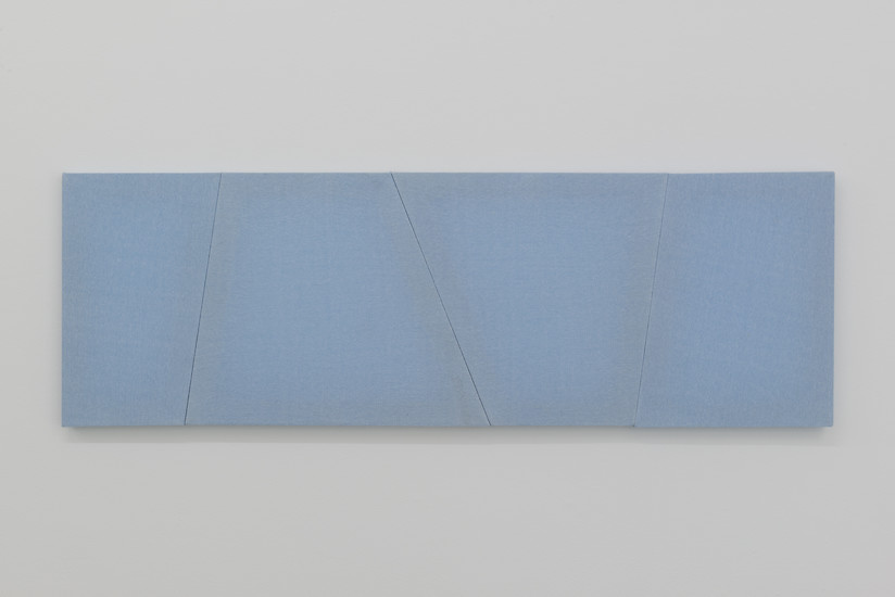 Nachthemd hellblau (aus der Serie Fetzengalerie), 2018 – 44,5 x 136,5 cm; Stoff, Holz; Foto: Annette Kradisch