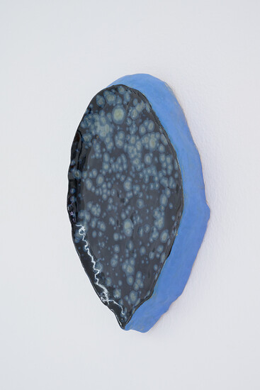 Markus Putze, o. T., 2026 (außen) &ndash; 4 x 21,5 x 14 cm;  glasierte Keramik; Foto: Annette Kradisch