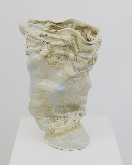 Sarah Pschorn, Cloudy 23, 2022 – 48x32x28 cm; Porzellan, Glasur, Lüster, Marmorkitt; Foto: Annette Kradisch