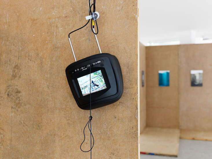 Raphaela Vogel, Thaumatrop (Unikat), 2013 &ndash; Maße variabel; Auto-Kopfstütze mit LCD Screen