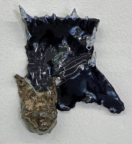 Markus Putze "Nachtwesen", 2020 – 19 x 18 x 4 cm; Keramik glasiert