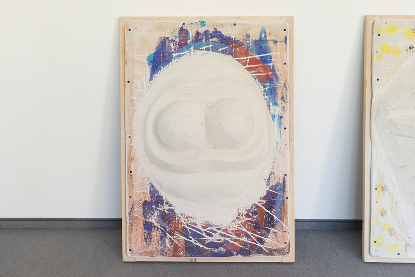 Ohne Titel, 2019 &ndash; 90 x 63 cm;
Putz, Farbe auf Gipskarton und Holz; Foto Annette Kradisch