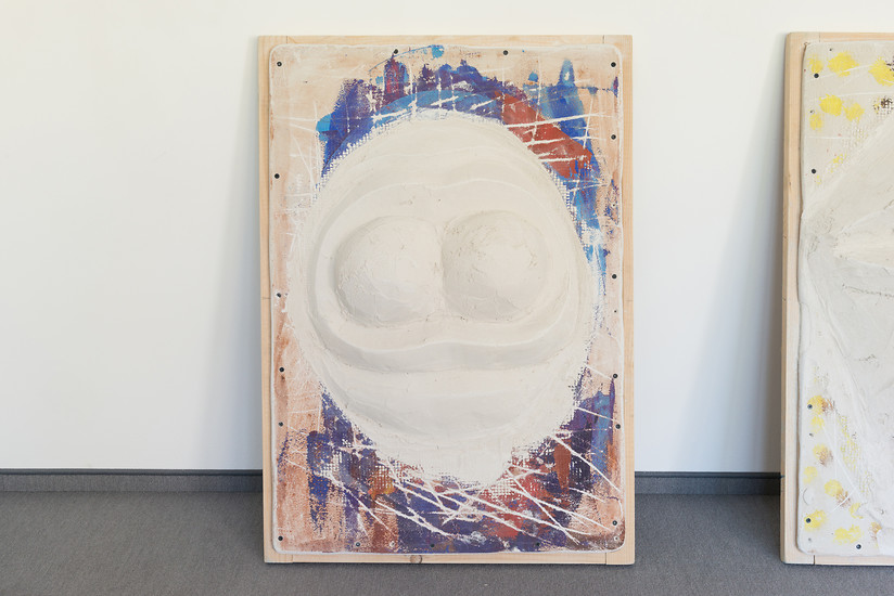 Ohne Titel, 2019 – 90 x 63 cm;
Putz, Farbe auf Gipskarton und Holz; Foto Annette Kradisch