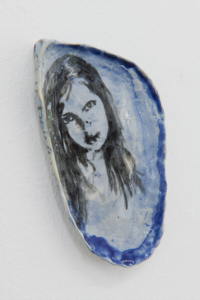 o. T. (Auf dunklen Pfaden), 2023 &ndash; 20x13x4 cm; Keramik; Foto: Annette Kradisch