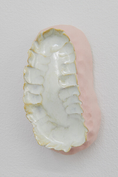 o. T., 2023 &ndash; 15x9x5 cm; Keramik; Foto: Annette Kradisch