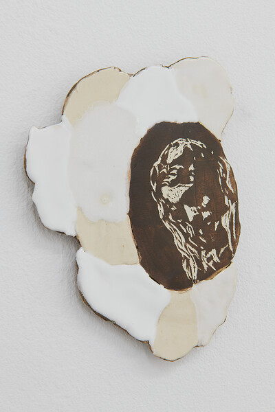 Am Saum der Nacht, der Glanz der Zeit, 2023 &ndash; 23x16x2 cm; Keramik; Foto: Annette Kradisch