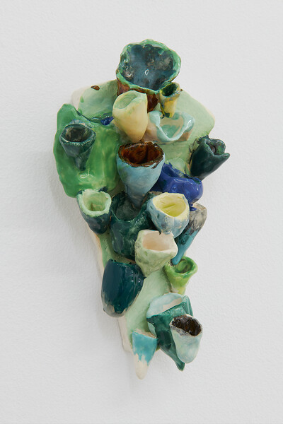 Die Gefässe Gottes I, 2023 &ndash; 28x16x8 cm; Keramik; Foto: Annette Kradisch