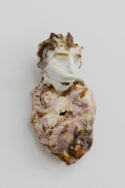 Der Lastträger, 2023 &ndash; 25x14x12 cm; Keramik; Foto: Annette Kradisch