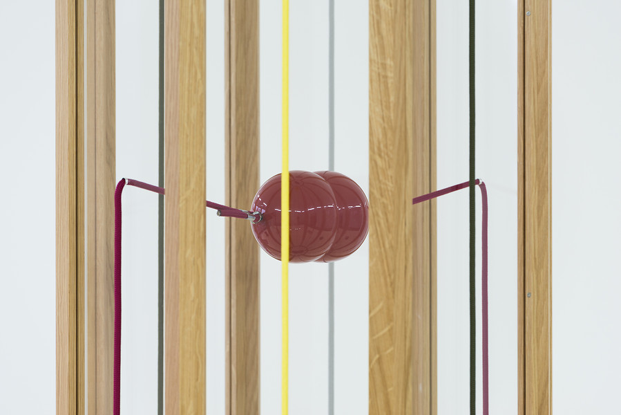 Andreas Oehlert, Division (Detail), 2017 – 199 x 50 x 50 cm; Eichenholz, Acrylglas, farbige Seile, Messing, Lack; Foto Annette Kradisch