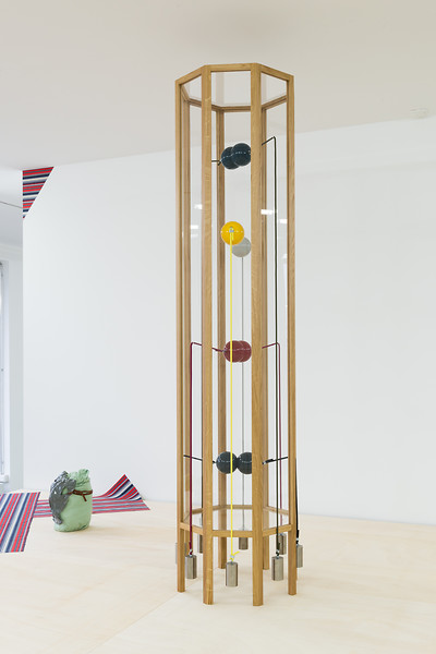 Andreas Oehlert, Division, 2017 – 199 x 50 x 50 cm; Eichenholz, Acrylglas, farbige Seile, Messing, Lack; Foto Annette Kradisch