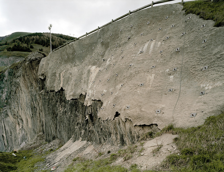 Verbau, Les Deux Alpes (Frankreich) aus der Serie „strata“, 2004 &ndash; Ed. 5+1, 128 x 165 cm, Light Jet Print auf Aludibond kaschiert,
gerahmt