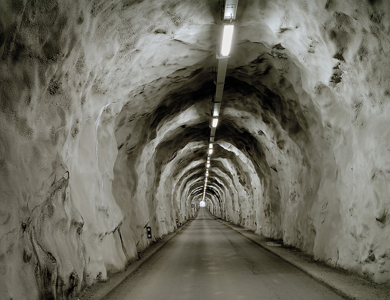 Lourtiertunnel (Frankreich) aus der Serie „Strata“, 2009 &ndash; Ed. 5+1, 128 x 165 cm, Light Jet Print auf Aludibond kaschiert,
gerahmt