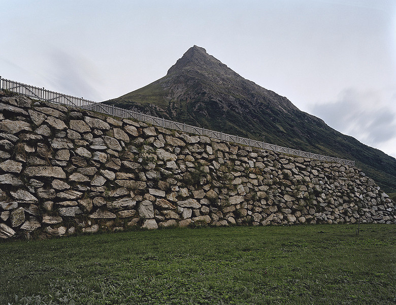 Verbau, Galltür (Österreich) aus der Serie „Strata“, 2004 &ndash; Ed. 5+1, 128 x 165 cm; Light Jet Print auf Aludibond kaschiert;
gerahmt