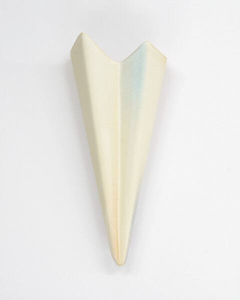 light vessel  (Ed. 11/18+4AP), 2025 &ndash; 16 x 7 x 3,5 cm; Ton gegossen, glasiert, Dekorfarbe; Foto: Studio Jasmin Schmidt